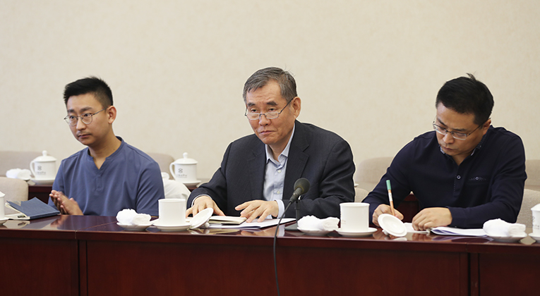 中國(guó)作協(xié)黨組書記、副主席錢小芊參加分組討論