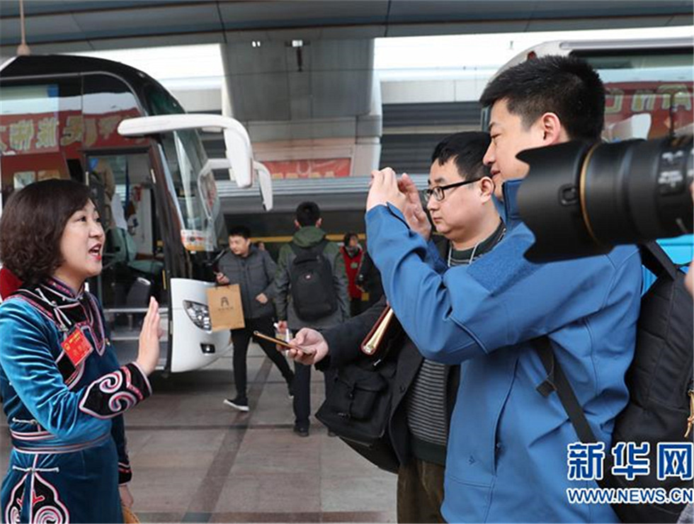 新華網(wǎng)評(píng)：不負(fù)人民重托 攜手并肩追夢(mèng)