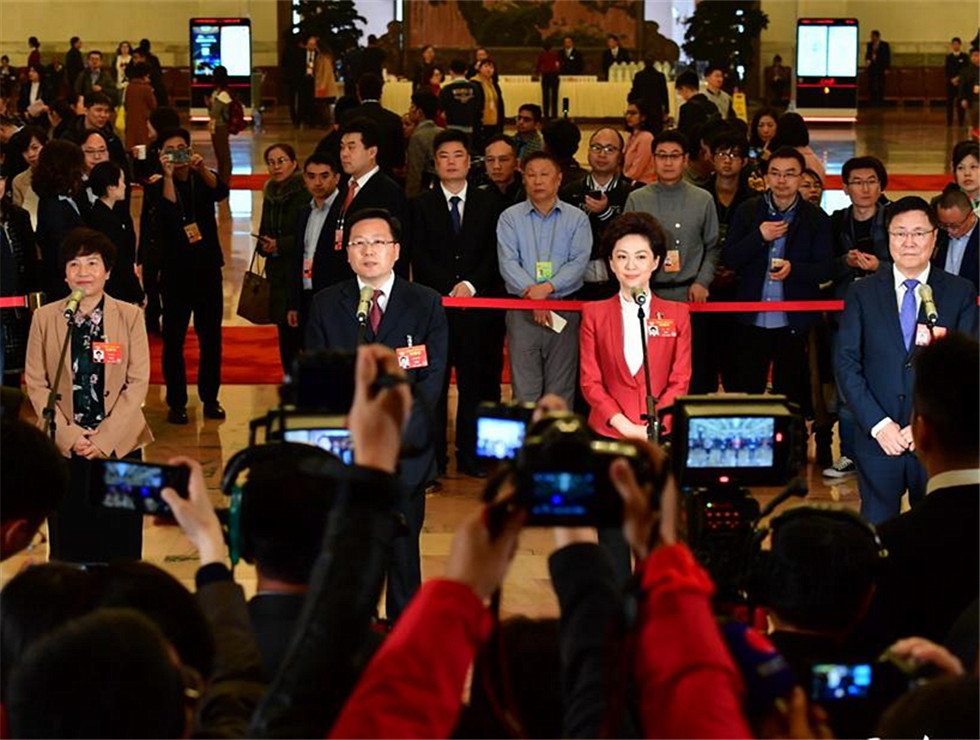全國政協(xié)委員接受記者采訪。