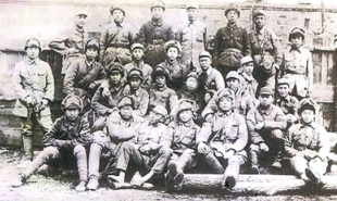 1946年4月，牡丹江軍區(qū)剿匪小分隊(duì)的部分官兵合影，《林海雪原》原型