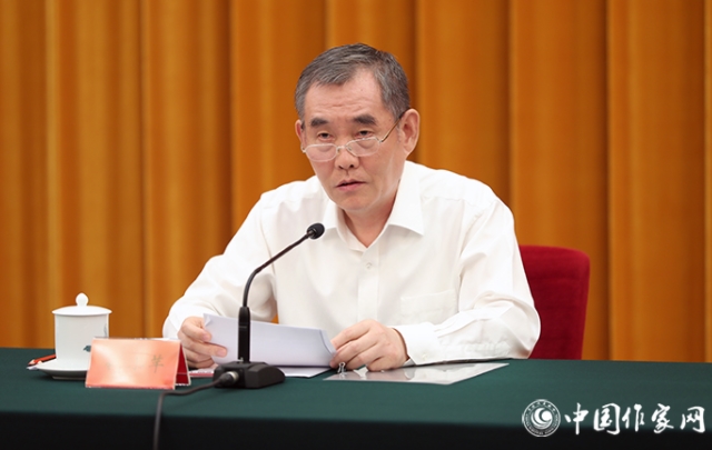 中國作協(xié)黨組書記、副主席錢小芊在會上發(fā)言