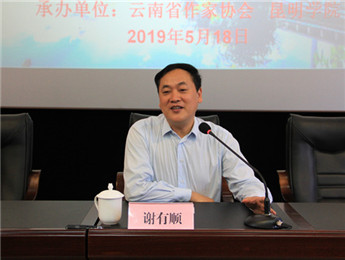 大多數(shù)優(yōu)秀文學(xué)作品都會(huì)給讀者以飽滿與扎實(shí)的閱讀之感，正如謝有順?biāo)f，盡管寫作是進(jìn)入一個(gè)想象的世界，但這個(gè)想象，終歸是從生活根系里長出來的。真實(shí)的寫作，總是起源于作家對自己最熟悉的人、事、物的基本感受……