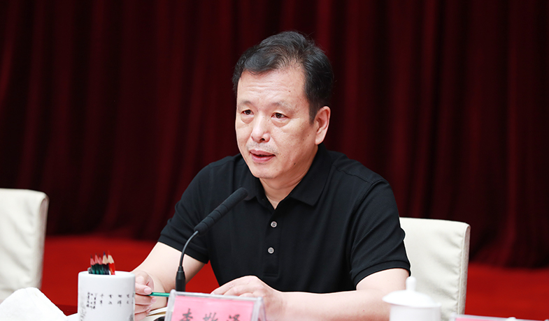 第一次全體會(huì)上，評(píng)委會(huì)副主任李敬澤就《評(píng)獎(jiǎng)條例》和《評(píng)獎(jiǎng)細(xì)則》作講解說(shuō)明