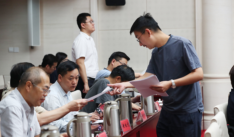 聯(lián)絡(luò)員分發(fā)、清點(diǎn)選票