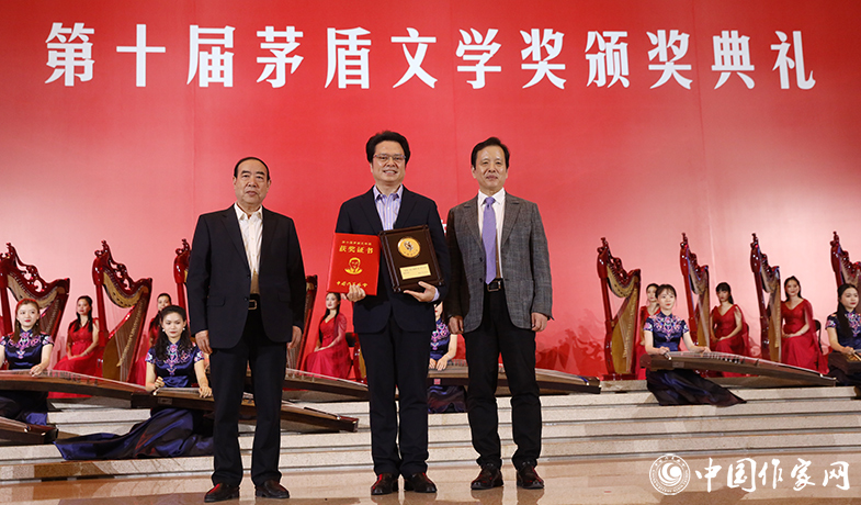 李敬澤、賈平凹為獲獎(jiǎng)作家陳彥頒獎(jiǎng)