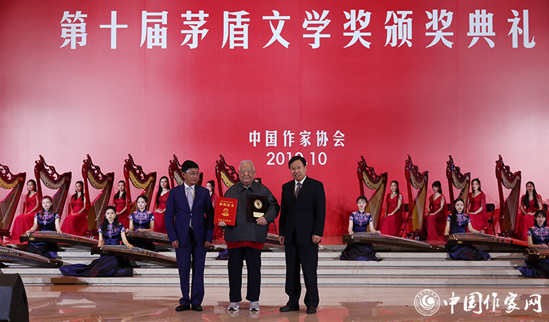 王曉暉、阿來(lái)為獲獎(jiǎng)作品徐懷中頒獎(jiǎng)