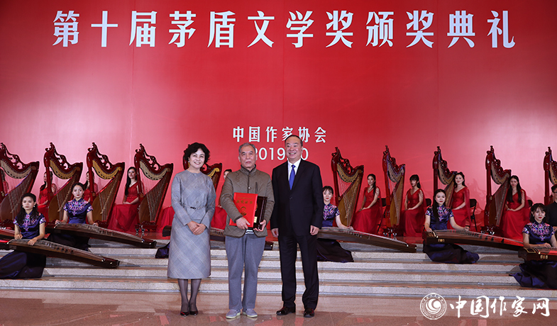 黃坤明、鐵凝為獲獎(jiǎng)作家梁曉聲頒獎(jiǎng)