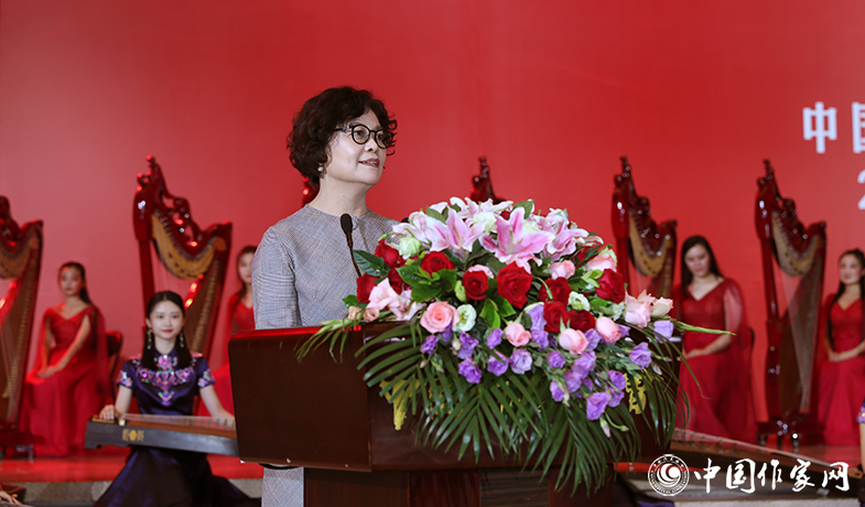 中國(guó)作協(xié)主席、第十屆茅盾文學(xué)獎(jiǎng)評(píng)委會(huì)主任鐵凝致辭