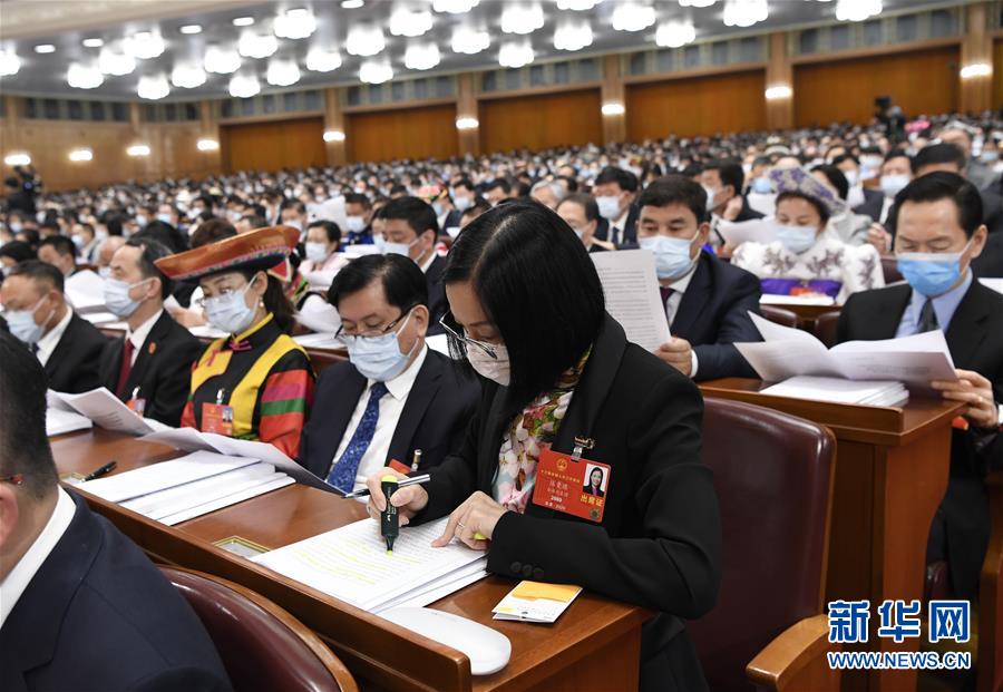 5月22日，第十三屆全國(guó)人民代表大會(huì)第三次會(huì)議在北京人民大會(huì)堂開(kāi)幕。這是代表們?cè)谡J(rèn)真聽(tīng)會(huì)。