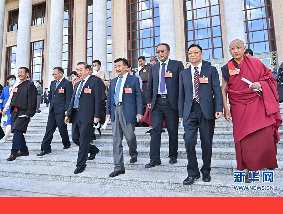 5月27日，全國(guó)政協(xié)十三屆三次會(huì)議在北京人民大會(huì)堂舉行閉幕會(huì)。閉幕會(huì)后，委員們走出人民大會(huì)堂。