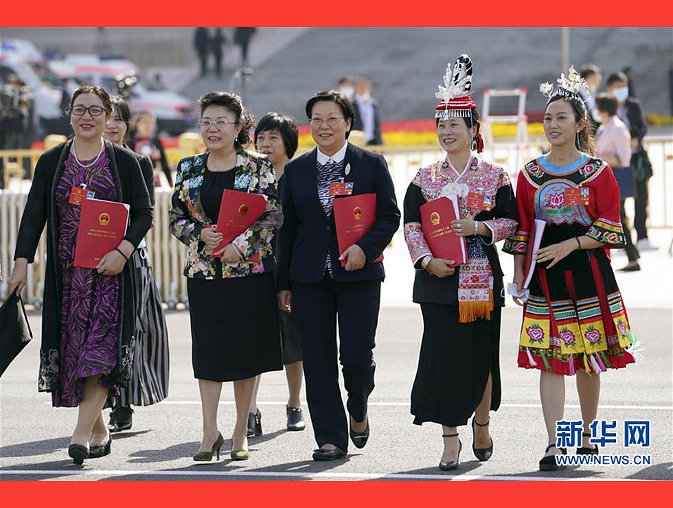 5月28日，十三屆全國(guó)人大三次會(huì)議在北京人民大會(huì)堂舉行閉幕會(huì)。閉幕會(huì)后，代表走出人民大會(huì)堂。
