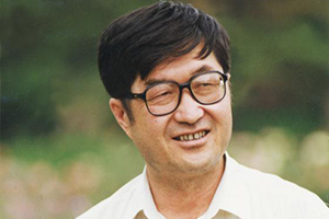 翻譯獎：漢文譯維吾爾文作者：牙生·賽依提（維吾爾族）         獲獎感言　　掌握一門語言就好像打開了一片新天地。上世紀(jì)80年代以后，我讀了許多漢族作家的作品，包括譯成漢語的許多國外作家的文學(xué)作品。當(dāng)時我所讀過的這些文學(xué)作品，依然沒有維文版，廣大維吾爾讀者則無法讀到這些文學(xué)作品。我覺得自己有責(zé)任將這些好的作品分享給維吾爾族讀者，讓他們也能一起欣賞和感悟優(yōu)秀的作品……