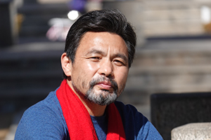 翻譯獎：藏文譯漢文作者：龍仁青（漢族）         獲獎感言　　在我看來，翻譯的意義，就是讓優(yōu)秀的文字抵達(dá)更遠(yuǎn)的遠(yuǎn)方。在我的想象里，母語原創(chuàng)的作品就好似是一匹駿馬，當(dāng)它一路馳騁，越過草原和山嶺，逐漸抵達(dá)大海岸邊的時候，它也就抵達(dá)了它要抵達(dá)的最遠(yuǎn)的地方，所以，我們還要借助渡船去抵達(dá)更遠(yuǎn)的地方……