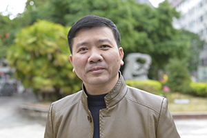 散文獎：《被風(fēng)吹過的村莊》作者：莫景春(毛南族)         獲獎感言　　我們毛南族人口不過10來萬，文化非常脆弱，有些隨著時間的流逝將慢慢消失，如果不及時好好整理記錄，隨著時代的發(fā)展，社會變遷，這些可貴的民族精神記憶或者消磨，或者隱藏，那在不久的將來，真的難以找到了。作為一個作家，我有責(zé)任去挖掘，用文字把它們記錄下來……