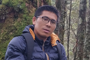散文獎：《大河》作者：李達(dá)偉(白族)         獲獎感言　　《大河》的寫作，是一種重返式的寫作，同時也是一種在場式的寫作，那些在怒江邊教書和生活的過往，在寫作過程中如大河一般流淌不息。無論是《大河》，還是現(xiàn)在寫的《蒼山》，我都想努力重塑一種筋骨，重塑一些在這個時代有些稀缺的精神，我想通過文字重拾那些稀缺的懺悔、善良、愛情、真誠、膽色、平和、謙卑……