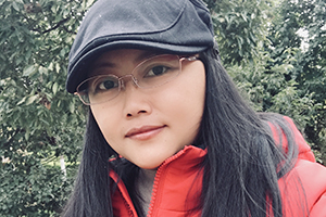 散文獎：《檐上的月亮》作者：阿微木依蘿(彝族)         獲獎感言　　“不知道為何寫作”才是寫作的理由。一切仿佛命定，仿佛在人生的岔道上無意中走上寫作這條路。這才符合我的狀態(tài)。人總歸是盲目的，睜著一雙眼睛也是盲目的，因此需要捫心思索，需要開眼，需要明智。寫作就是重新將自己從嬰兒期長大……