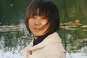 報告文學(xué)獎：《海雀，海雀》作者：王華（仡佬族）         獲獎感言　　海雀被一大片森林摟著，房舍間，還有各家根據(jù)自己的喜歡種的各種果樹、花樹。幾輪的房改工程，已經(jīng)將這里的民房統(tǒng)一了風(fēng)格，道路也全部硬化了，半坡還有一個小廣場，村里有了拿工資的清潔工——海雀很美。以至于，我都不太相信曾經(jīng)的海雀真是資料上介紹的那個樣子——一個“苦甲天下”、不適合人居的地方……