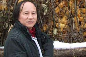 報告文學(xué)獎：《羅布泊新歌》作者：劉國強（滿族）         獲獎感言　　我對“下沉”這個詞匯充滿感情。下沉的力度和深度，決定回彈的高度。下沉進(jìn)生活里，總會找到一眼旺泉。有人說，只要生活著，隨處都是生活。我不敢茍同，因為此“生活”和彼“生活”是不一樣的。我們生活的時代，趕上百年未有之大變局，原態(tài)生活往往比我們想象的還要刺激、精彩……
