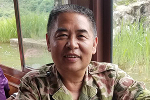 報告文學(xué)獎：《宋文驄——從游擊隊員到殲10之父》作者：段平（回族）         獲獎感言　　有時候，正如古羅馬人韋格修斯所說，如果你想要和平，那就準(zhǔn)備戰(zhàn)爭。這是逼不得已的事情。而為了不戰(zhàn)而屈人之兵，除了軍隊的準(zhǔn)備，就是我們大國重器的鑄造者，我們的科學(xué)家了。作為一個長期從事軍事題材創(chuàng)作的文學(xué)人，一個老兵，為他們而歌，我責(zé)無旁貸……