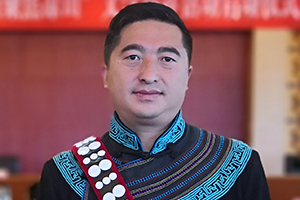 報告文學(xué)獎：《懸崖村》作者：阿克鳩射（彝族）         獲獎感言　　作為“懸崖村”脫貧攻堅奮斗歷程的記錄者，我深切感受到，自打響脫貧攻堅戰(zhàn)以來，黨和政府對彝族地區(qū)脫貧攻堅工作的重視和支持，社會各界對彝族地區(qū)的幫扶，基層黨員干部的實干、苦干、巧干精神，以及彝區(qū)群眾為創(chuàng)造幸福生活而迸發(fā)出的強大內(nèi)生動力……