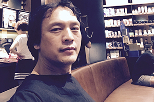 中短篇小說獎：《人間消息》作者：李約熱（壯族）         獲獎感言　　自2003年以“李約熱”為筆名發(fā)表作品以來，已經(jīng)過去17個年頭。17年來，在祖國南疆、美麗神奇的八桂大地上，有很多動人的故事吸引著我。我寫作的靈感，來自我曾經(jīng)生活、工作過的鄉(xiāng)村，生活在那里的人們，他們的生存狀態(tài)、他們的喜怒哀樂、他們的所思所想、他們對美好生活的追求，給我提供了豐富的寫作素材……