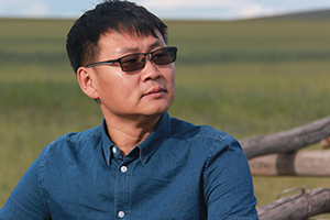 中短篇小說獎：《騎馬周游世界》作者：海勒根那（蒙古族）         獲獎感言　　在我看來，短篇小說就像一條條布滿霧氣的纖細(xì)支流，讀者自己會撥開層層云霧，見到它們蜿蜒爬行的樣子。而前方它們即將一泄而入的那條大河，會帶給你忽然的寬廣與源遠(yuǎn)流長。所以我愿意用溪水般純凈的語言和九曲回腸的意境，努力涌向?qū)掗煹暮恿?，直到接近夢中的大海。那是文學(xué)的大海，春暖花開的大?！?/></a></dt>
      <dd><a href=