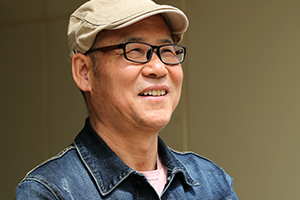 長篇小說獎：《青色蒙古》作者：海倫納（蒙古族）         獲獎感言　　長篇小說《青色蒙古》以科爾沁草原上潮爾沁（演奏馬頭琴說唱的民間藝人）世家三代人為主線，濃縮了清朝初期科爾沁蒙古人近百年的歷史和心靈世界，筆下的人物仿佛帶著那個時代的風(fēng)塵一一躍然紙上，我也自然而然地走進(jìn)了他們的生活，體驗著他們的情感，體會著生命的價值……