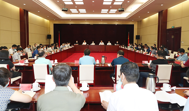 8月12日，第十二屆全國少數(shù)民族文學(xué)創(chuàng)作駿馬獎評獎委員會第一次全體會議在京舉行
