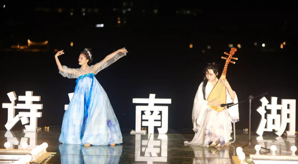 重慶詩詞學(xué)會(huì)志愿者參與“詩話南天湖”活動(dòng)