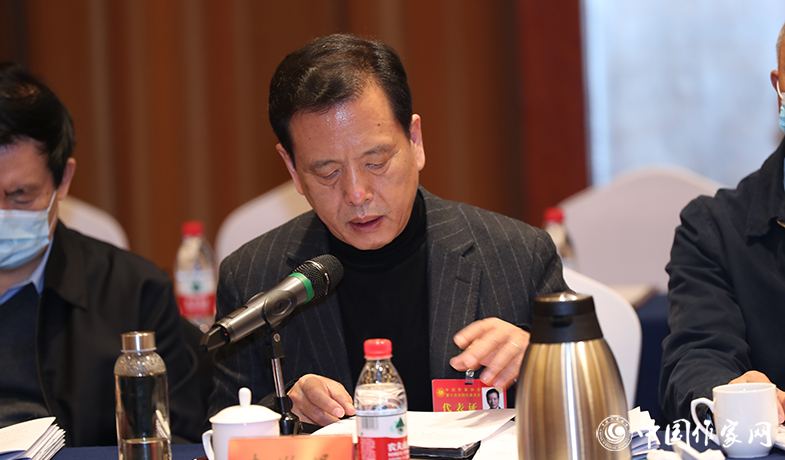12月12日，中國作家協(xié)會第九屆主席團第九次會議在北京舉行。中國作協(xié)副主席李敬澤在會議上宣讀文件