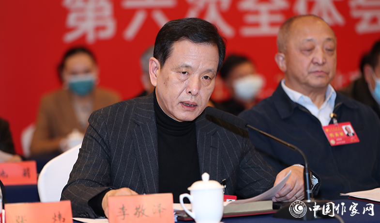 12月12日，中國作家協(xié)會第九屆全國委員會第六次全體會議在京舉行,中國作協(xié)副主席李敬澤宣讀會議文件