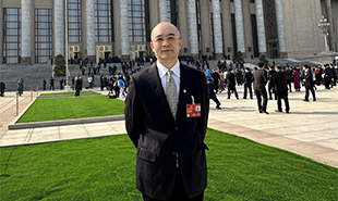 全國政協(xié)委員，中國作協(xié)黨組成員、副主席、書記處書記吳義勤