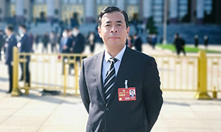 全國政協(xié)委員，中國作協(xié)主席團(tuán)委員，遼寧省作協(xié)黨組書記、主席滕貞甫