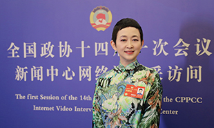 全國政協(xié)委員、中國東方演藝集團(tuán)歌唱家劉玉婉