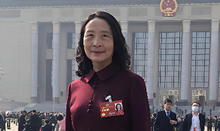 全國政協(xié)委員、天津市作協(xié)主席尹學(xué)蕓　