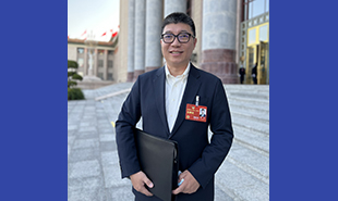 全國政協(xié)委員、中央戲劇學(xué)院院長郝戎　