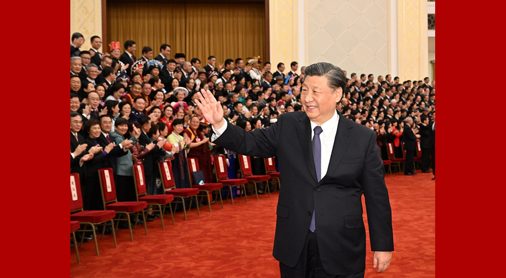3月11日，中國人民政治協(xié)商會議第十四屆全國委員會第一次會議在北京閉幕。習(xí)近平向委員揮手致意。