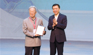 張宏森向王蒙頒發(fā)專(zhuān)屬紀(jì)念牌