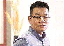 徐則臣談《金枝》：一部“還鄉(xiāng)之作”　　 在小說的一頁非常明白地寫到“金枝玉葉”四個(gè)字，我才判定這的確是寫給女性的一首頌歌……[詳細(xì)]