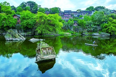 唐代造像石，位于四川省自貢市貢井區(qū)。