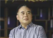 王躍文：我用老百姓的語言寫老百姓的生活　　我的文學語言的來處，一個就是我們自己的本民族的文學經典，再就是當地老百姓的語言……[詳細]