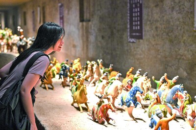 游客在河南洛陽(yáng)朝陽(yáng)鎮(zhèn)南石山村的唐三彩作品陳列展示館內(nèi)參觀。新華社發(fā)