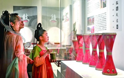 游客在陜西西安市鐘鼓樓博物館參觀鼓文化展。新華社發(fā)