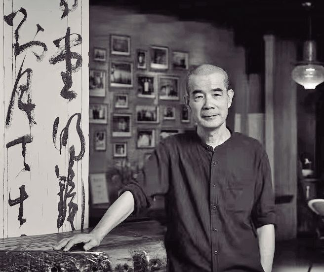 楊爭光：陜西乾縣人，1982年畢業(yè)于山東大學中文系。深圳市文聯(lián)原副主席，深圳市作家協(xié)會副主席、影視家協(xié)會副主席。長期從事詩歌、小說、影視劇寫作。著有長篇小說《少年張沖六章》《我的歲月靜好》等，中短篇小說集《黃塵》《黑風景》《賭徒》《老旦是一棵樹》《公羊串門》《鬼地上的月光》《驢隊來到奉先畤》《棺材鋪》等。作品曾獲莊重文文學獎、夏衍電影文學獎、人民文學獎等。作品被翻譯成多國文字在國外出版。      電影《雙旗鎮(zhèn)刀客》獲日本夕張驚險與幻想國際電影節(jié)大獎；西柏林國際電影節(jié)新評論獎；香港十佳電影等；《五魁》獲鹿特丹國際電影節(jié)觀眾最佳選票獎；《雜嘴子》獲威尼斯電影節(jié)國會議員獎；《黃沙青草紅太陽》獲布拉格國際電影節(jié)大獎；《How HarryBecameaTree》（根據(jù)《老旦是一棵樹》改編），2000年法國/意大利/愛爾蘭聯(lián)合出品。電視劇《水滸傳》獲中國電視劇“飛天獎”、金鷹獎；《激情燃燒的歲月》總策劃，獲中國電視劇“飛天獎”、金鷹獎等。      楊爭光的最新長篇小說《我的歲月靜好》入選2022年中國作家協(xié)會重點作品扶持項目，并榮獲第九屆“深圳十大佳著”，這是2012年以來，楊爭光唯一一部新作，也是自《少年張沖六章》之后的唯一一部長篇小說?！段业臍q月靜好》一經(jīng)出版，好評如潮。