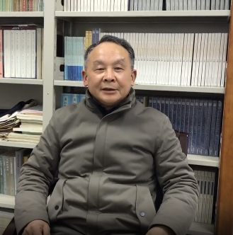 陳文新，教育部“長江學(xué)者”特聘教授，國家社科基金重大招標(biāo)項目首席專家，教育部重點教材《中國古代文學(xué)史》首席專家，兼任中華炎黃文化研究會科舉研究分會主席團(tuán)主席?，F(xiàn)為武漢大學(xué)文學(xué)院教授委員會主席、中國傳統(tǒng)文化研究中心學(xué)術(shù)委員會主任。主編有十八卷本《中國文學(xué)編年史》、《歷代科舉文獻(xiàn)整理與研究叢刊》等。著有《中國文學(xué)流派意識的發(fā)生和發(fā)展》《明代文學(xué)與科舉文化生態(tài)》《傳統(tǒng)小說與小說傳統(tǒng)》《中國文化中的小說傳統(tǒng)》等。