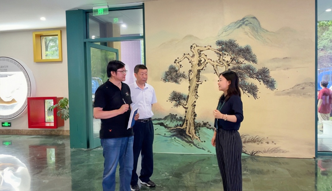 “中國一日”大型文學(xué)實踐活動走進南京“世界文學(xué)客廳”。（左起：作家曹峰峻、省作協(xié)聯(lián)絡(luò)部潘劍、文學(xué)客廳專職文史宣傳員萬梓葉）