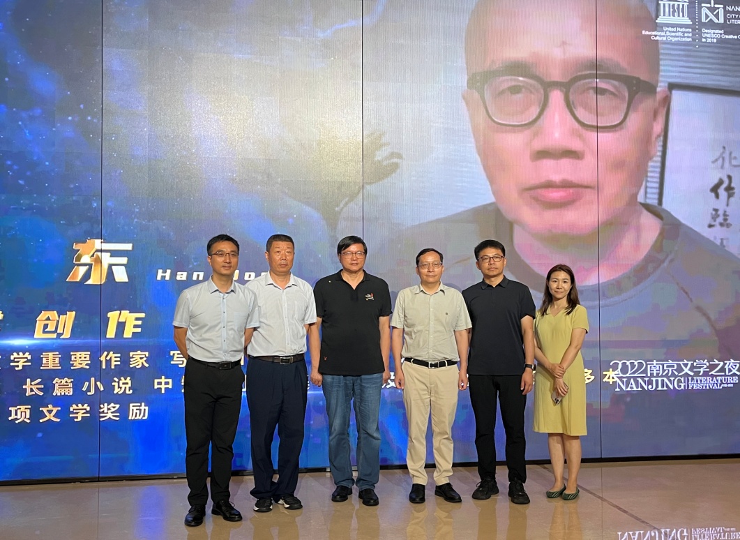合影留念（右起：向南星、匡軍、聞一武、曹峰峻、潘劍、陳恒?。?></p> 
 <p style=