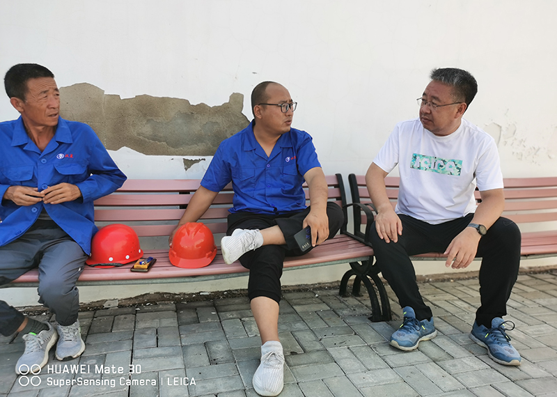 作家李子勝（右一）與鹽業(yè)風(fēng)情園內(nèi)鹽工師傅座談，了解現(xiàn)代制鹽工藝