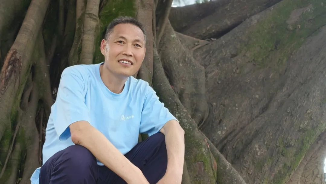 陳年喜，生于一九七〇年，陜西省丹鳳縣人。高中畢業(yè)后曾從事礦山爆破工作十六年，期間堅持在空炸藥箱上、在巖石上、在床鋪上記錄驚心動魄的井下人生。二〇一五年因頸椎受損離開爆破崗位，后在貴州旅游公司從事文案工作，又到北京皮村的工友之家做義工。二〇二〇年因確診患塵肺病，離職回鄉(xiāng)休養(yǎng)。已出版《微塵》《炸裂志》《活著就是沖天一喊》等著作，獲第一屆桂冠工人詩人獎，入選《南方人物周刊》“2021魅力人物·100張中國臉”評選。