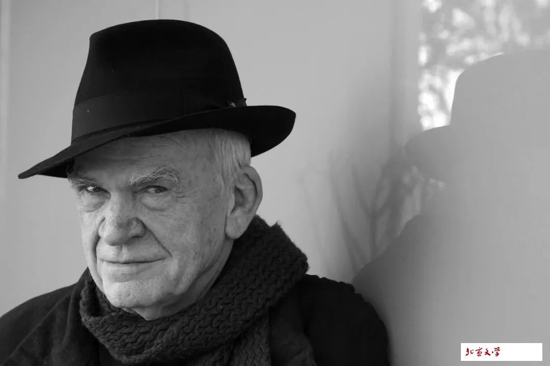 米蘭·昆德拉（捷克語：Milan Kundera，1929年4月1日—2023年7月12日）是捷克裔法國籍作家，出生于捷克斯洛伐克的布爾諾。1975年流亡法國，1981年歸化為法國公民。2019年重獲捷克公民身份。他在近年接受采訪的時候稱自己為法國作家，認為自己的作品應歸類為法國文學。其作品有長篇小說《玩笑》《生活在別處》《告別圓舞曲》《笑忘錄》《不能承受的生命之輕》和《不朽》，以及短篇小說集《好笑的愛》是以作者母語捷克文寫成。而他的長篇小說《慢》《身份》和《無知》，隨筆集《小說的藝術》《被背叛的遺囑》《帷幕》以及新作《相遇》則是以法文寫成。《雅克和他的主人》系作者戲劇代表作。2020年9月20日，獲得卡夫卡文學獎。